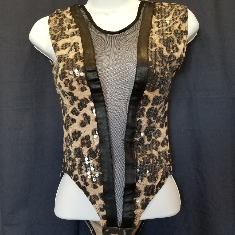 Sleeveless cheetah and sequins ,navel cut body sui